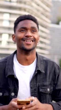 Afrikalı adam şehirde bir yön bulmak için online haritalar arıyor.