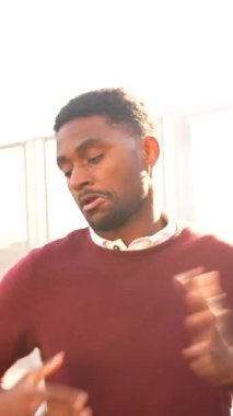 Şehirde serbest dans eden sıradan giysili Afrikalı genç bir adam.