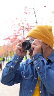 Eski bir kamerayla şehir görüntülerini çeken fotoğrafçı, sonbaharda sanat ve şehir yaşamına olan tutkusunu gözler önüne seriyor.