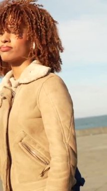 Güzel, Latin, genç bir kadın cep telefonu kullanarak gezinti yapıyor.