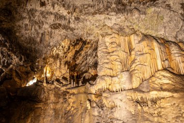 Etkileyici sarkıtlar ve dikitler post-jna mağarasının içinde nefes kesici bir manzara yaratıyor. Slovana 'nın ünlü bir turistik cazibesi.