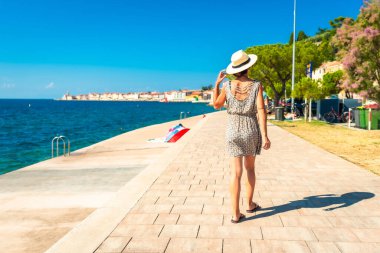 Piran, Slovenia 'da gezinen turistler, Adriyatik sahillerinde yaz tatillerinin tadını çıkarıyorlar.