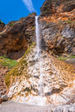 Majestic rinka şelalesi, güneşli bir yaz gününde Logarska Dolina Vadisi, Slovana 'da kayalık bir yamaçtan aşağı akıyor.