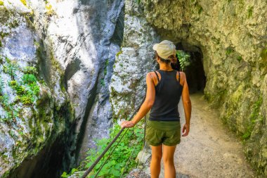 Yemyeşil ve huzurlu manzaralarla çevrili Slovenia 'daki çarpıcı Tolmin vadisinde gezinirken bir kadın yaz gününün tadını çıkarıyor.