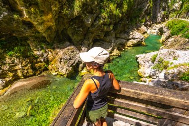 Tolmin 'e hayran olan kadın turist, yaz aylarında kanyon boyunca termal kaynak suyu, triglav ulusal parkı, Slovenya ve Avrupa' yı geziyor.
