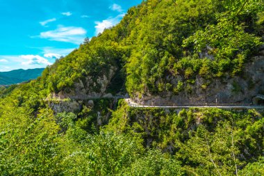 Turistler yaz gününün tadını çıkarıyorlar. Slovakya 'da büyüleyici bir doğal kanyon manzarası olan Tolmin vadisini keşfediyorlar.