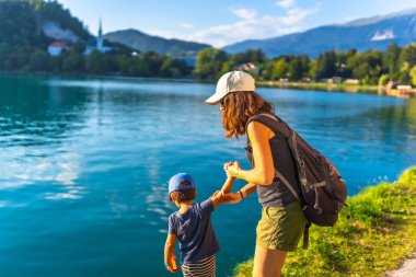 Anne ve oğlu el ele tutuşuyor, yaz tatilinin tadını çıkarıyor Julian Alpleri 'nde kan kaybediyor.