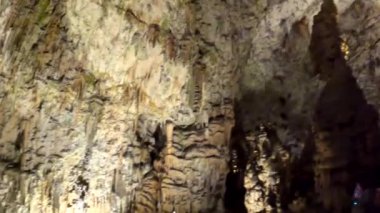 Görkemli sarkıtlar ve dikitler posta mağarasında çarpıcı bir yeraltı manzarası yaratıyor. Bu da Slovenistan 'da popüler bir turizm merkezi.