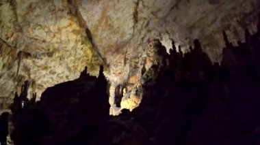 Aydınlanmış dikitler ve sarkıtlar, Slovenya 'daki ünlü post-jna mağarasında çarpıcı jeolojik yapılar oluşturuyorlar.