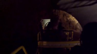 Elektrikli trene binen turistler, Slovenya 'nın ünlü turistik merkezi olan muhteşem post-jna mağarasını keşfediyorlar.