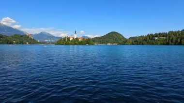 Slovenia 'da akan sakin göl, el değmemiş mavi sular ve canlı yeşil ağaçlarla çevrili ikonik bir ada kilisesine ev sahipliği yapar.