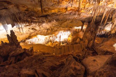Sarkıtları ve dikitleri aydınlatarak Mallorca, İspanya 'daki drach mağaralarının içinde nefes kesici bir manzara yaratıyorlar.