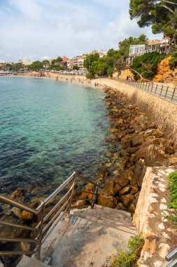 Puerto Cristo 'nun berrak sularında yüzen turistler Mallorca, İspanya' da popüler bir tatil beldesi.