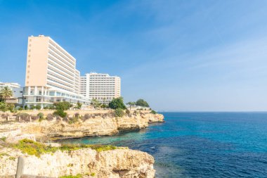 Uçuruma tünemiş nefes kesen oteller turkuaz Akdeniz sularına bakan Cales de Mallorca, Manacor 'da