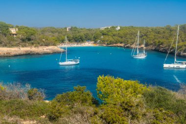 Mondrago doğal parkı Mallorca 'daki Cala s' amarador 'un turkuaz sularında dinlenen beyaz yelkenliler çarpıcı bir Akdeniz manzarası ortaya çıkarıyor.