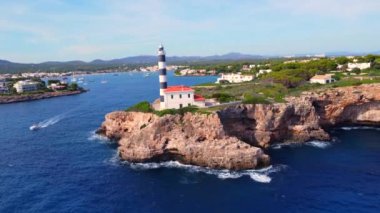 Portocolom deniz feneri, İspanya 'nın büyüleyici sahil şeridi boyunca görkemli bir uçurumda duruyor.