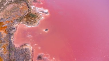 Torrevieja 'daki pembe gölün hava görüntüsü gün batımında suya yansıyan tuz birikintileriyle birlikte.