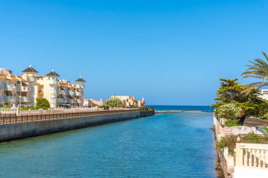 Güneşli bir yaz gününde İspanya, Murcia 'daki La manga del mar menor' da Akdeniz 'e akan sakin kanal suyu.