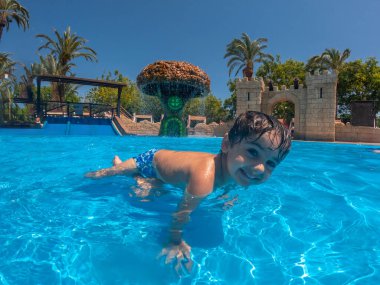 Mutlu çocuk yaz tatili boyunca Akdeniz, Alicia 'da tatil köyü su parkında eğleniyor.