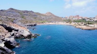 Cala reona plajında turkuaz sular ve turistler La manga, murcia, İspanya 'da yaz tatillerinin tadını çıkarıyorlar.