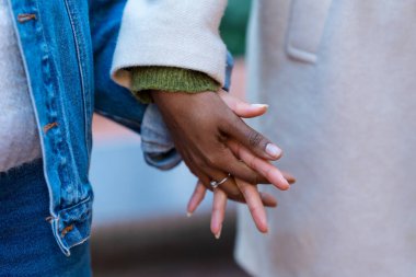 İki arkadaşın el ele tutuşması, derin bir bağ ve sevgi, güven ve sıcaklığı temsil ediyor.