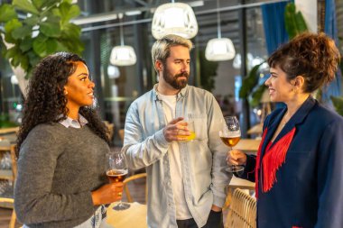 Çeşitli arkadaşlar sohbet ediyor ve içki içiyor. Bir gece barının terasında yan yana duruyorlar.