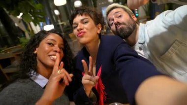 Çeşitli arkadaşlar sohbet ediyor ve içki içiyor. Bir gece barının terasında yan yana duruyorlar.