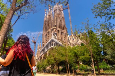 Antoni Gaudi tarafından Barselona, Katalonya ve İspanya 'da tasarlanan etkileyici sagrada fama bazilikasını gözlemleyen turistler,