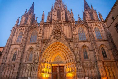 Barselona Katedrali 'nin şaşaalı cephesini aydınlatan ılık ışıklar alacakaranlıkta, karmaşık mimari ayrıntılarını gözler önüne seriyor.