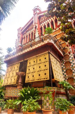 Barselona 'daki Casa Vicens renkli seramik fayanslar ve karmaşık demir işleriyle vurgulanan canlı bir fundalık ve katalan etkisi karışımına sahiptir.