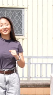 Asyalı genç bir K-pop dansçısı kentteki sanayi bölgesinde koreografi yapıyor.