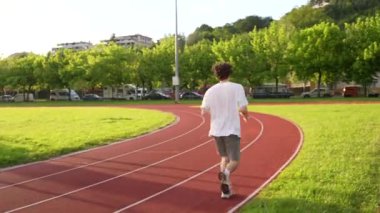 Kafkasyalı genç bir adamın koşu pistinde koşarken çektiği uzun bir video.