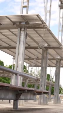 Boş bir şehir parkında dans eden beyaz bir kadın koreografın dikey videosu.