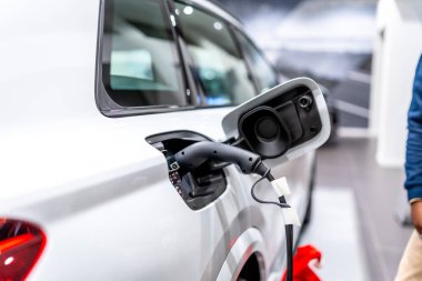Sürdürülebilir taşımacılık sergilenen bir galeride şarj edilmiş elektrikli bir arabanın kapanışı