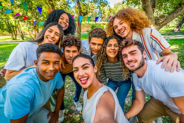 Parkta arkadaşlarıyla parti yaparken selfie çeken Kafkas bir genç kadının ön şahsi bakış açısı