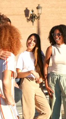 Mutlu çok ırklı genç arkadaşlar şehirde selfie çekerken eğleniyorlar.