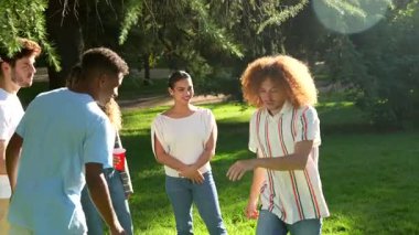 Çok ırklı dostların parkta oyun oynayıp sırtına bindikleri uzun bir video.