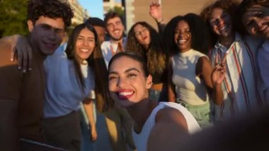 Çok ırklı genç, sıradan ve mutlu arkadaşlar şehirde selfie çekerken başarılı oluyorlar.