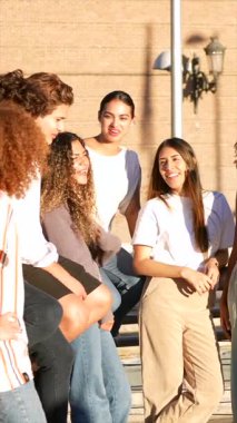 Gün batımında şehirde dikilen gevşek arkadaş grubu.