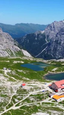 Dolomitlerin görkemli zirvelerinin arasına kurulmuş dağların nefes kesici manzarası, yürüyüşçüleri İtalya 'nın büyüleyici doğal güzelliğini keşfetmeye davet ediyor. Laghi dei Piani