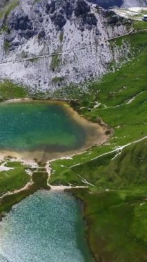 Turistler yaz aylarında İtalyan dolomitlerindeki tre cime di lavaredo tepeleri ve dağ kulübelerinin yakınlarında yürüyüş yaparken nefes kesici manzaraların keyfini çıkarıyorlar. Laghi dei Piani