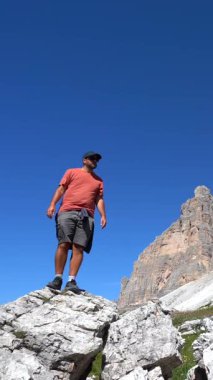 Yaz yürüyüşü sırasında İtalya 'nın Dolomite kentindeki tre cime di lavaredo' ya hayran olan bir turist.