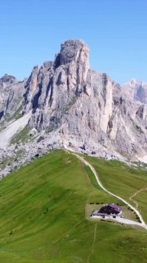 Sıcak yaz güneşinde yıkanan italyan dolomitlerinde passo giau 'nun engebeli tepeleri ve yemyeşil yamaçları sersemletici manzaralar.