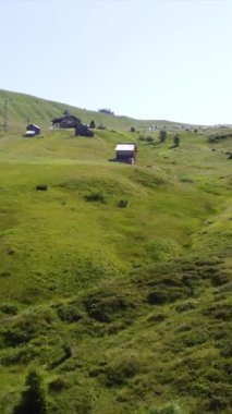 Yaz boyunca İtalyan dolomitlerindeki yemyeşil yamaçların ve engebeli passo giau tepelerinin nefes kesici manzarası.