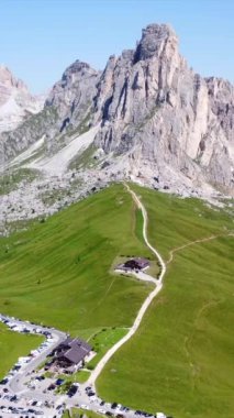 İtalyan dolomitlerinin kalbindeki görkemli Califorolau dağ sırasının eteklerine kadar uzanan yürüyüş patikalı cennet manzarası.