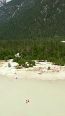 Durrensee Gölü olarak da bilinen lago di landro 'nun tadını çıkaran turistler Trentino Alto Adige, İtalya' daki çarpıcı dolomitlerle çevrili.