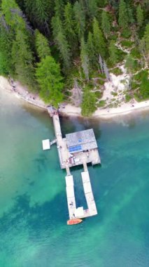 Braies Gölü 'nün göz kamaştırıcı manzarası ikonik Seaofel Dağı ve yazın dolomitlerin yemyeşil oteli arasında kurulmuş büyüleyici bir otel.