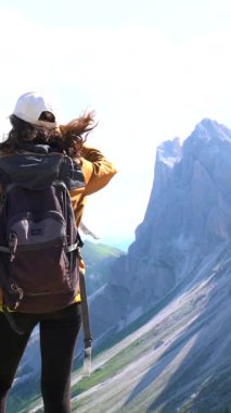 İtalya 'daki Val di Funes' da yaz maceraları sırasında sırt çantalı gezgin, odle sıradağlarının nefes kesici manzarasının keyfini çıkarıyor.