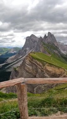Seceda Dağı 'nın görkemli zirveleri Val di Funes, Dolomitler, İtalya' da yaz güneşinin altında parlıyordu.