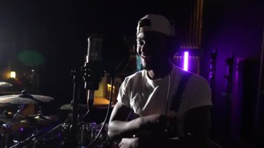 Yetenekli Afrikalı Amerikalı şarkıcı profesyonel müzik stüdyosunda yeni bir albüm için vokal yapıyor.